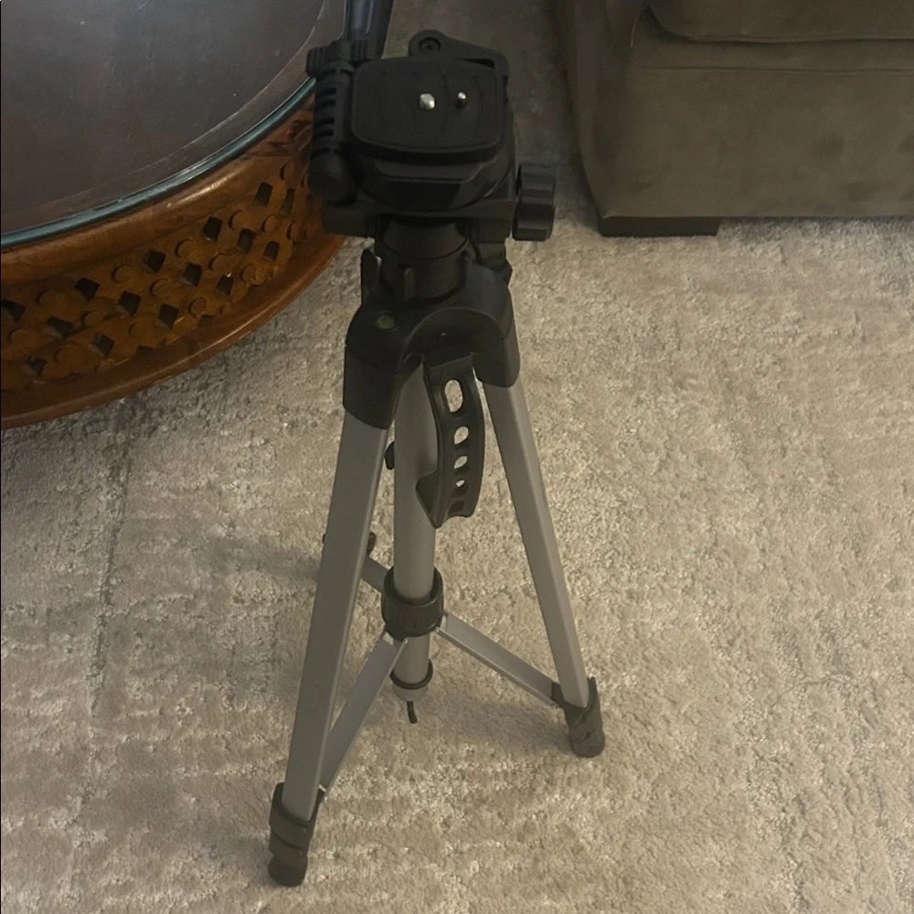 Amazon basics lightweight tripod black 60 inches/152 cm